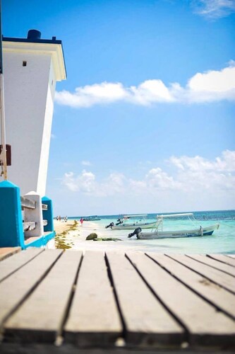 AQUA GUESTHOUSE 1~ STEPS FROM BEACH ~ A+ INTERNET