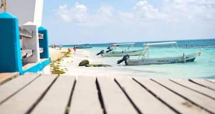 AQUA GUESTHOUSE 1~ STEPS FROM BEACH ~ A+ INTERNET