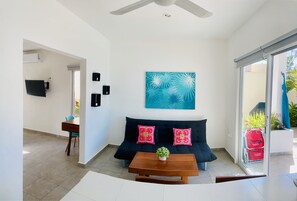 Smart TV, books - AQUA GUESTHOUSE 1~ STEPS FROM BEACH ~ A+ INTERNET (Puerto Morelos)