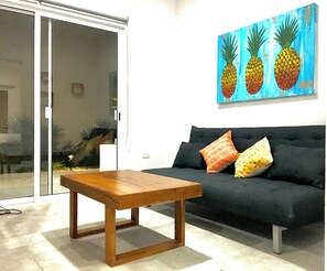 Smart TV, books - AQUA GUESTHOUSE 1~ STEPS FROM BEACH ~ A+ INTERNET (Puerto Morelos)