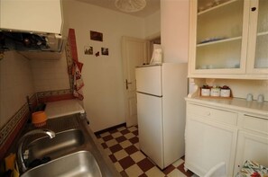 Réfrigérateur, micro-ondes, plaque de cuisson, cafetière/bouilloire