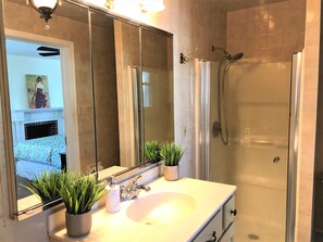 Combined shower/bathtub, hair dryer, towels, soap - Beach-block and ocean views! (Atlantic City)