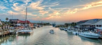 Coastal Cottage on Shem Creek - near Sullivan's Island and Downtown