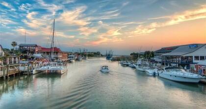 Coastal Cottage on Shem Creek - near Sullivan's Island and Downtown