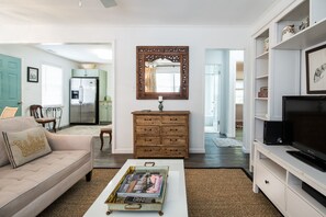 Téléviseur connecté, lecteur de DVD, livres