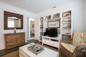 Een smart-tv, een dvd-speler en boeken