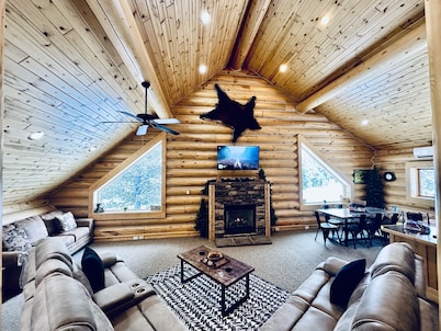 20 Miles to West Yellowstone ~ Air Condition ~ Wifi