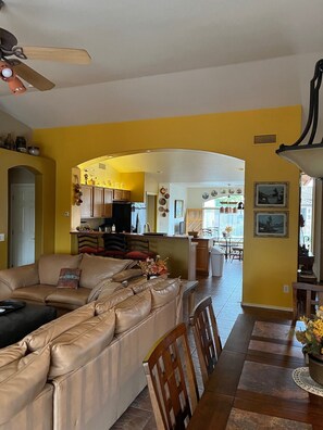 Televisión, chimenea, reproductor de DVD y estéreo 