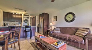 Televisión, chimenea, libros y estéreo