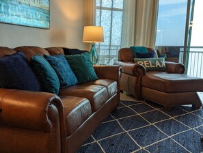 Smart TV, DVD player, books - Top Floor Legacy Penthouse / Stunning Gulf Views / Walk to Beach, Pools & more! (Gulfport)