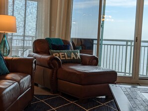 Smart TV, DVD player, books - Top Floor Legacy Penthouse / Stunning Gulf Views / Walk to Beach, Pools & more! (Gulfport)