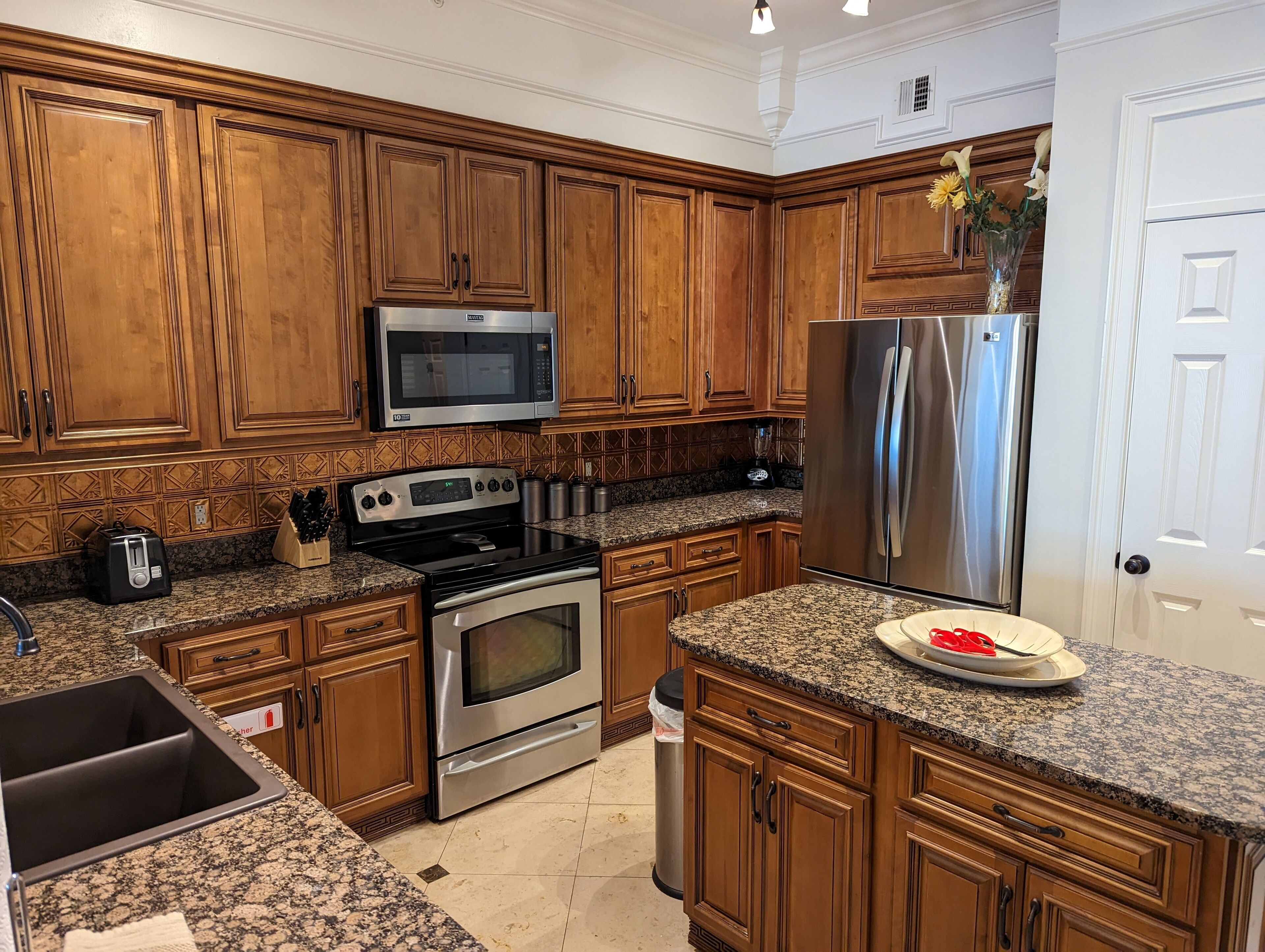 Coffee/tea maker, fridge, microwave, oven