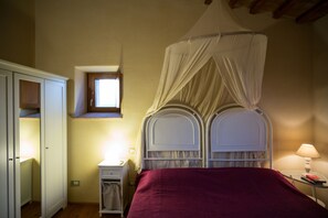 10 bedrooms, iron/ironing board, WiFi, bed sheets - Tuscan Stone Farmhouse for 16 guests, amazing view, vineyards and olive trees (Manciano)