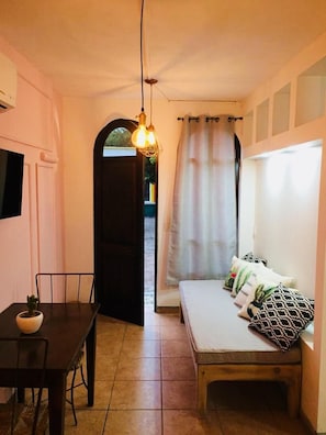 1 habitación, tabla de planchar con plancha, wifi gratis y ropa de cama 