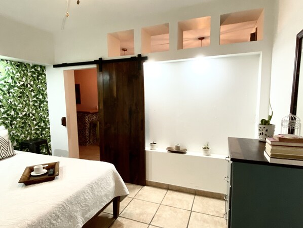 1 habitación, tabla de planchar con plancha, wifi gratis y ropa de cama 