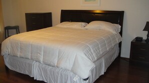 3 habitaciones, tabla de planchar con plancha, wifi y ropa de cama