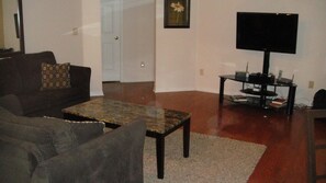 Televisión, reproductor de DVD, libros y videoteca