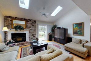 Tv, pejs, bordfodbold, bordtennisbord