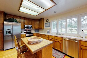 Køleskab, mikrobølgeovn, ovn, kogeplade