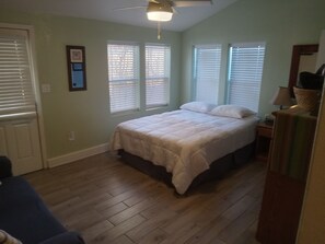 Een strijkplank/strijkijzer, gratis wifi, beddengoed