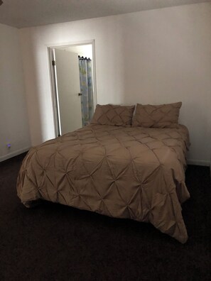 3 bedrooms, iron/ironing board, free WiFi, bed sheets - Spacious nice river house just off the water & off roading paradise no pets (Parker)