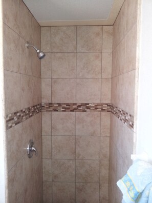 Ensemble douche/baignoire, sèche-cheveux, papier toilette