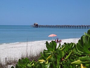 In Strandnähe, Liegestühle, Strandtücher