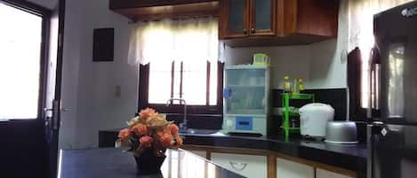 Refrigerador, microondas, parrilla de estufa y tostadora
