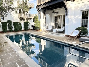 Piscina all'aperto, una piscina riscaldata