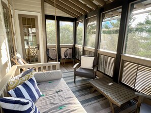 Smart TV, caminetto, lettore DVD, libri