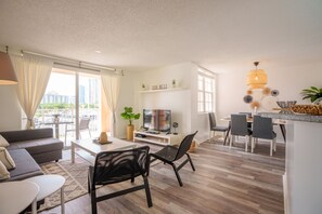 TV, DVD-spiller og stereoanlegg