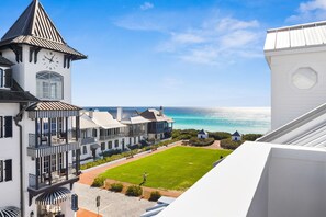 Un hôtel situé sur la côte, doté d’un imposant clocher, d’une pelouse bien entretenue et offrant une vue sur l’océan.