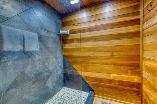 Spacious, historic lodge with game room, pool, & fireplace - close to Skibowl