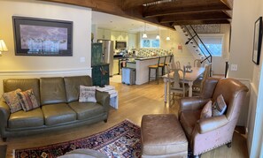 Smart-TV, peis, DVD-spiller og bøker