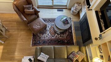 TV connectée, cheminée, lecteur de DVD, livres