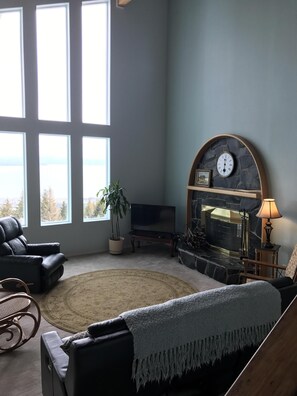 Smart-TV, DVD-spiller og bøker