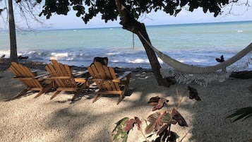 En la playa, sillas reclinables de playa