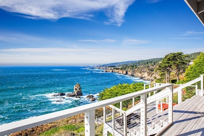 Oceanfront home with fireplace & private hot tub - close to town