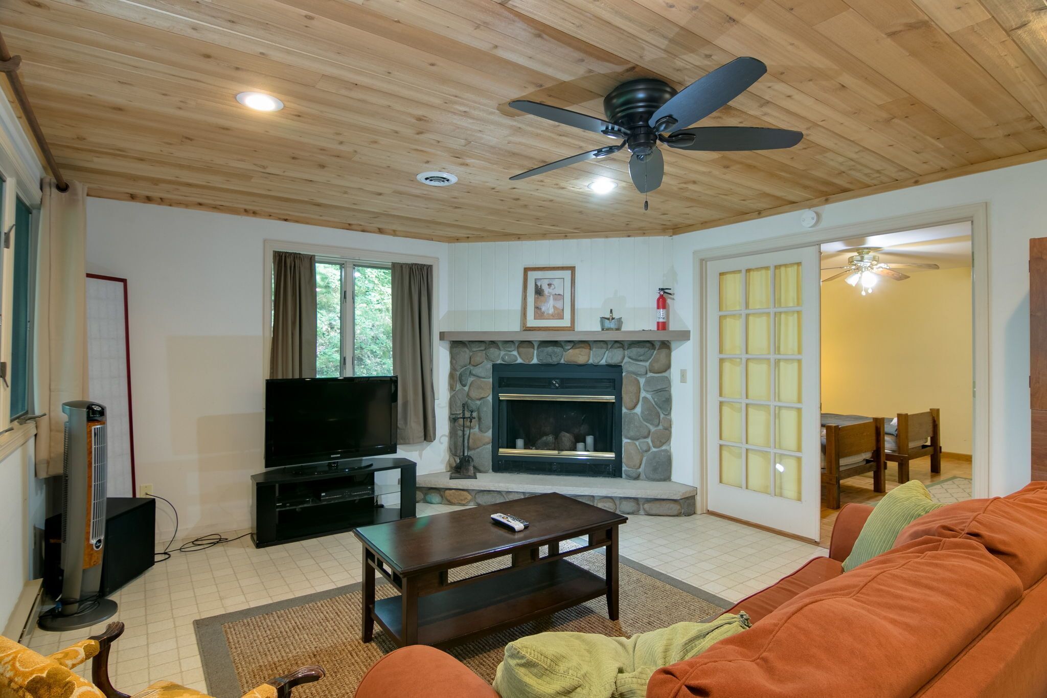 Smart TV, DVD player, table football, ping pong