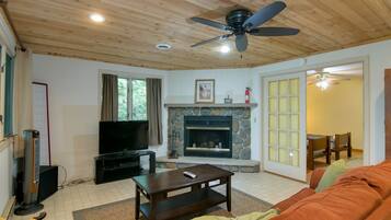 Televisor intel·ligent, reproductor de DVD i futbolí