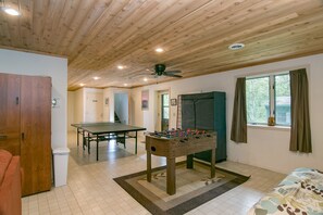 Smart TV, DVD player, table football, ping pong - Private lakeside retreat, swim, boat, fish! Perfect for family events (Wautoma)