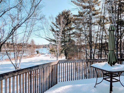 Private lakeside retreat, swim, boat, fish! Perfect for family events