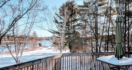 Private lakeside retreat, swim, boat, fish! Perfect for family events