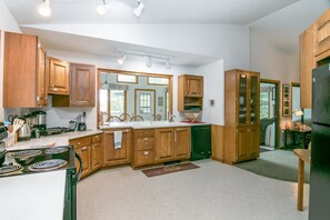 Fridge, microwave, oven, stovetop - Private lakeside retreat, swim, boat, fish! Perfect for family events (Wautoma)