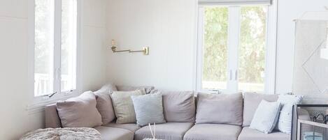 Télévision, lecteur de DVD, livres