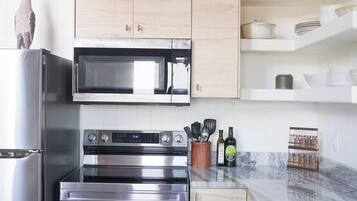 Kühlschrank, Mikrowelle, Ofen, Herdplatte