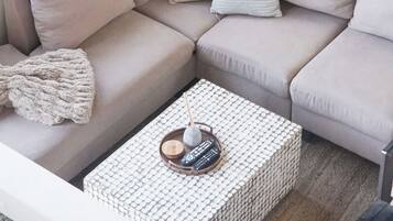 Fernseher, DVD-Player, Bücher