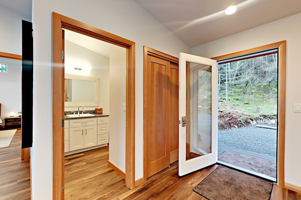 3 bedrooms, iron/ironing board, travel cot, free WiFi