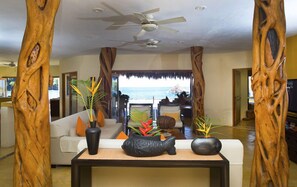 Smart-tv, eldstad, en stereo och printers