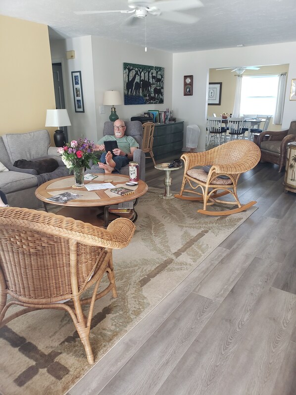 TV, DVD-spiller, bøker og printere